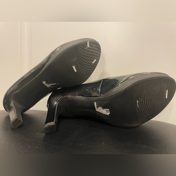 NWOT. Womens size 8, patent black color Clarks heels - Picture 6 of 7